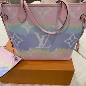 Louis Vuitton, Neverfull, Escale Collection in pink pastel colors.